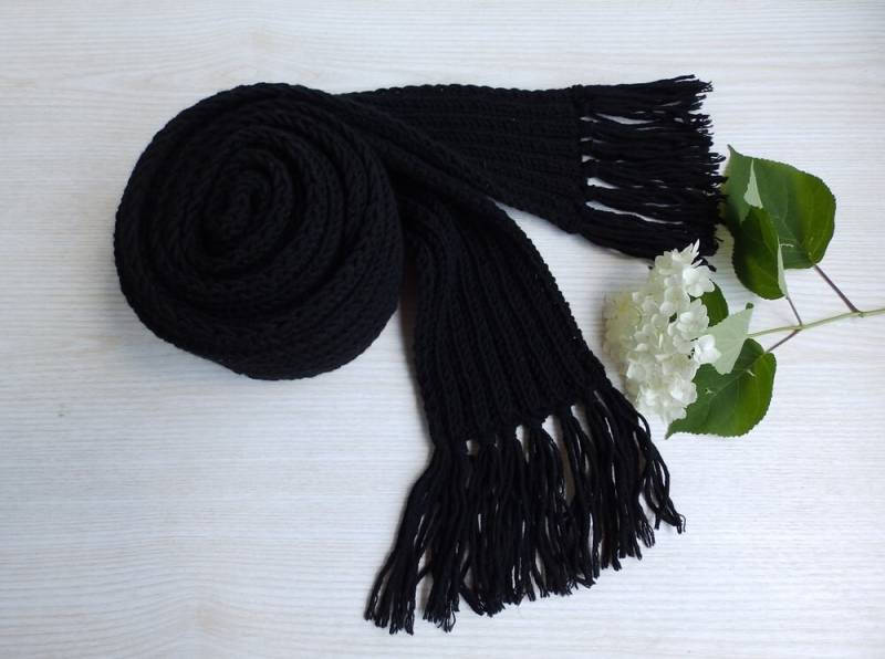 Schwarzer Handgestrickter Extra Langer Unisex Wolle Winter Weicher Schal Mit Fransen, Handgestrickte Schwarze Verpackung von TaniaNeedleArt