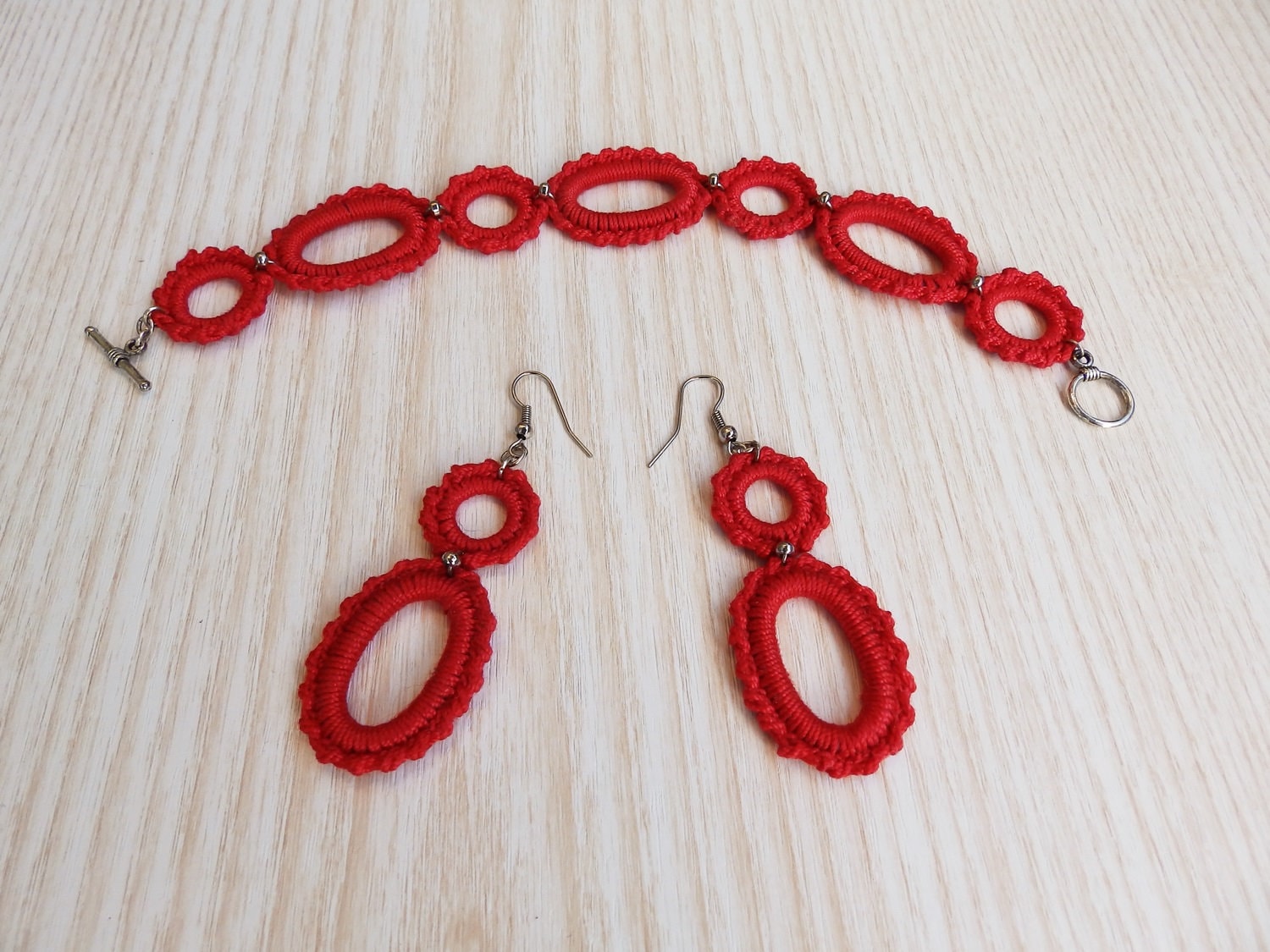 Set Aus Gehäkeltem Armband Und Ohrringen, Feines Gestricktes Textilschmuck von TaniaNeedleArt