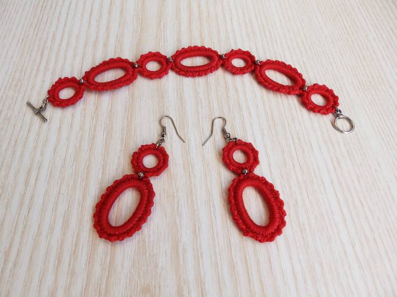 Set Aus Gehäkeltem Armband Und Ohrringen, Feines Gestricktes Textilschmuck von TaniaNeedleArt