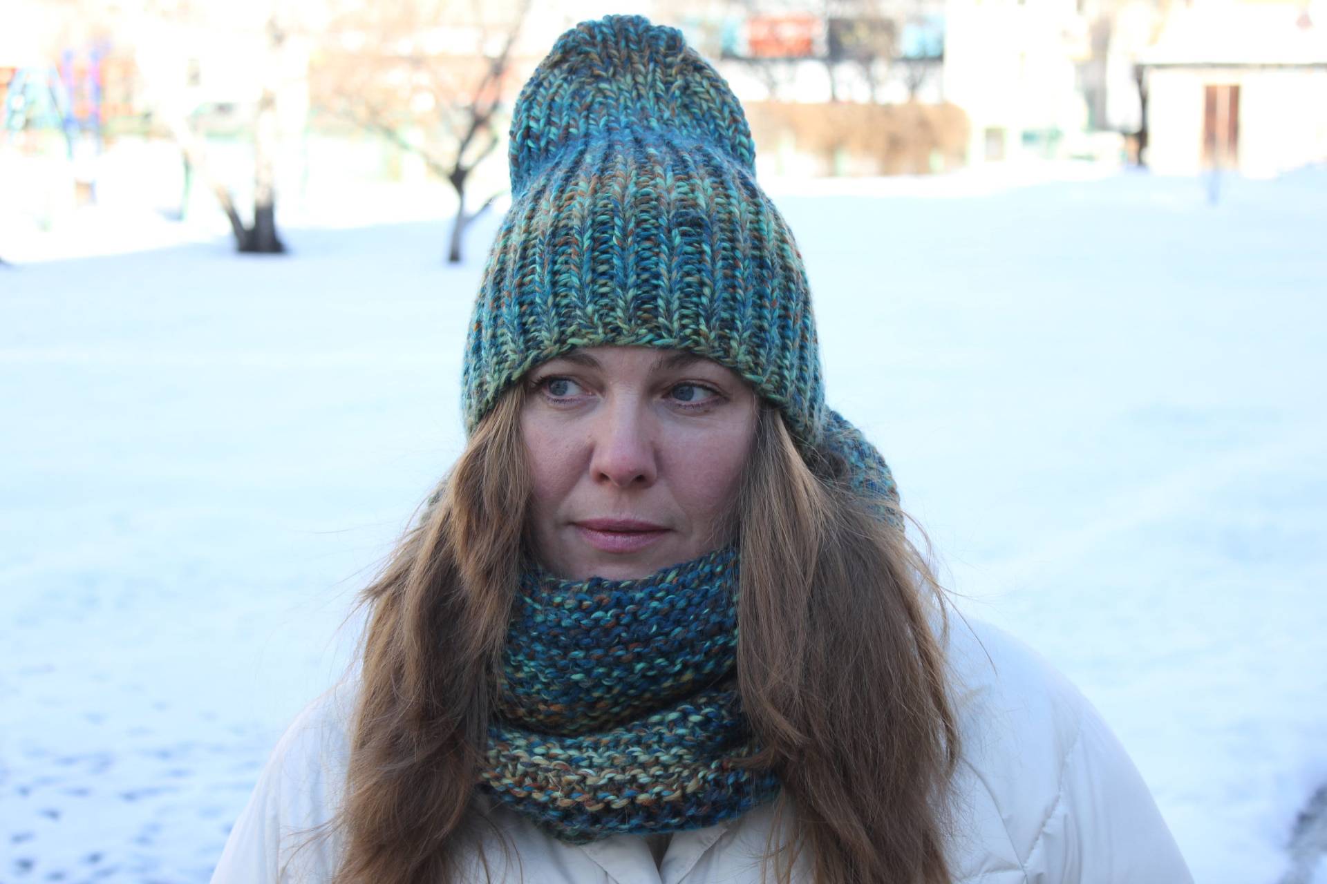 Set Gestrickte Mütze Und Loop Schal, Valentinstag Geschenk, Mehrfarbiger Snood Mütze, Gestrickter Schal Für Damen von TaniaSh