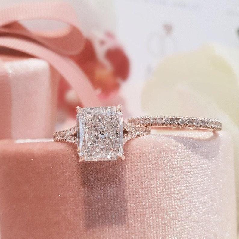 3.ct Moissanite Verlobungsring Set, 18K Rose Gold Band Einzigartige Doppelkrallen Versteckter Halo Braut Set Ehering von TanishkacraftStore