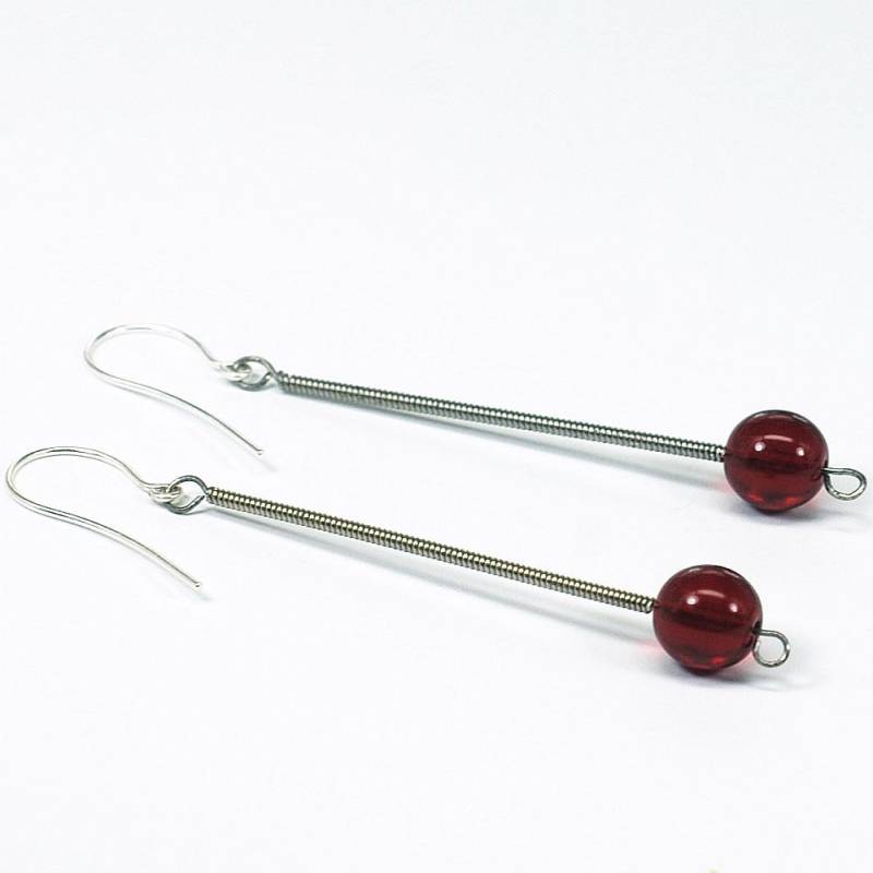 Gitarre String Ohrringe - Granat Rot Drop Upcycled Schmuck, Gitarrist Geschenk, Moderne Minimal Musik von Tanith
