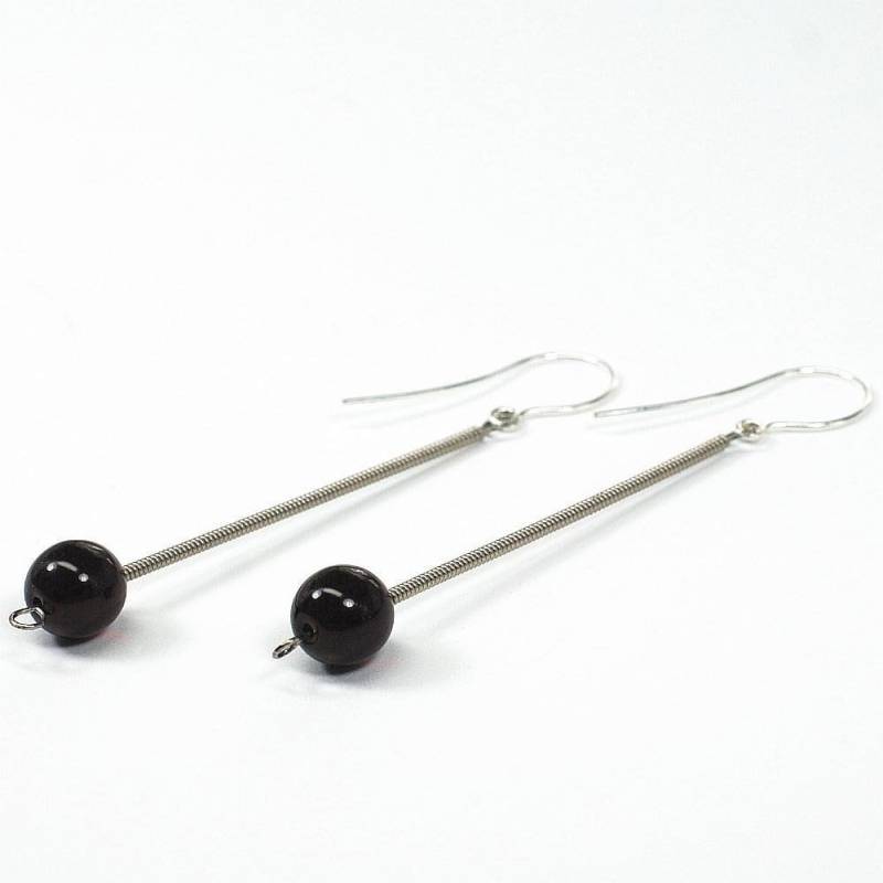 Gitarre String Ohrringe - Schwarz Perle Tropfen Upcycled Guitar Schmuck, Moderne Minimal, Spieler Geschenk, Musik Schmuck von Tanith