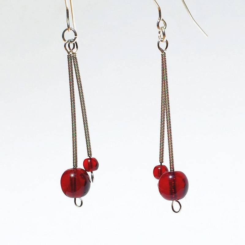Gitarre String Schmuck-Granat Rote Perle & Silber Tropfen Upcycled Guitar Ohrringe, Schmuck, Musik Spieler Geschenk von Tanith