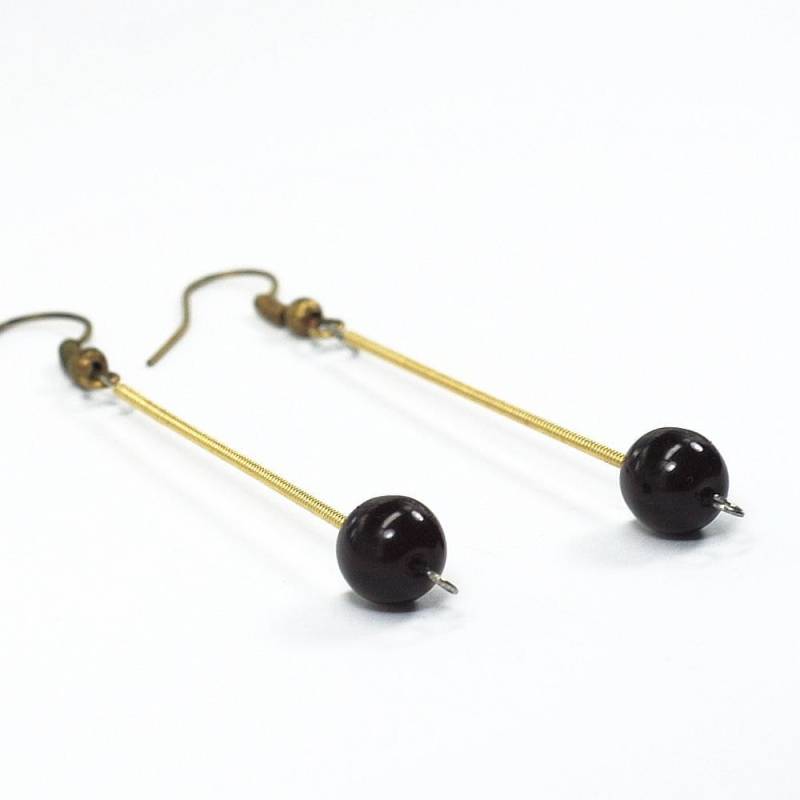 Gitarre String Schmuck - Modern Minimal Schmuck, Schwarze Perle & Messing Upcycled Guitar Ohrringe, Spieler Geschenk, Musik von Tanith
