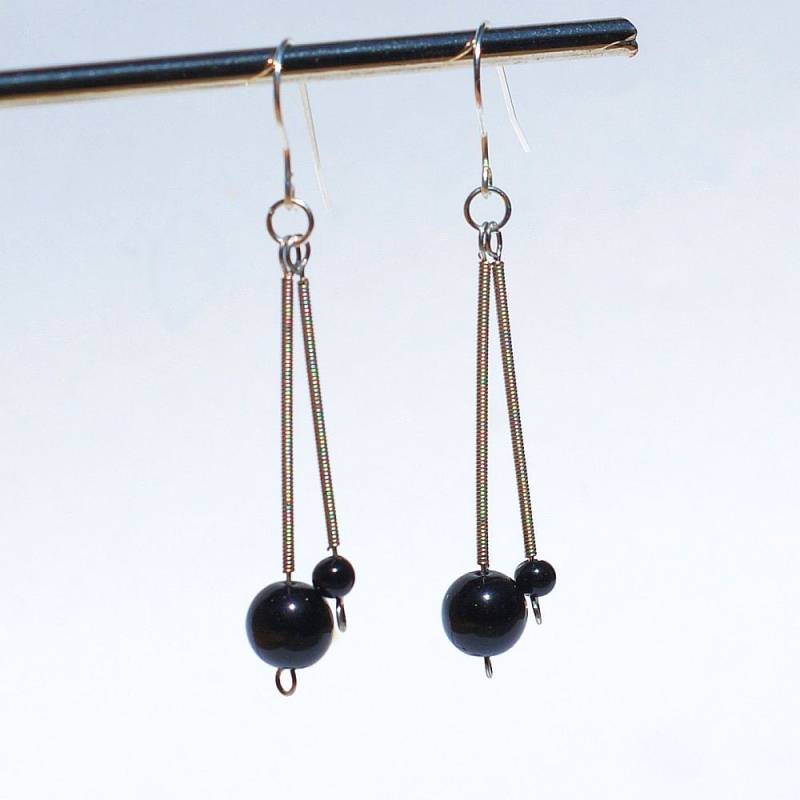 Gitarre String Schmuck - Schwarze Perle & Silber Tropfen Recycling Ohrringe, Upcycled Musik Schmuck, Gitarre-Spieler, Lehrer Geschenk von Tanith