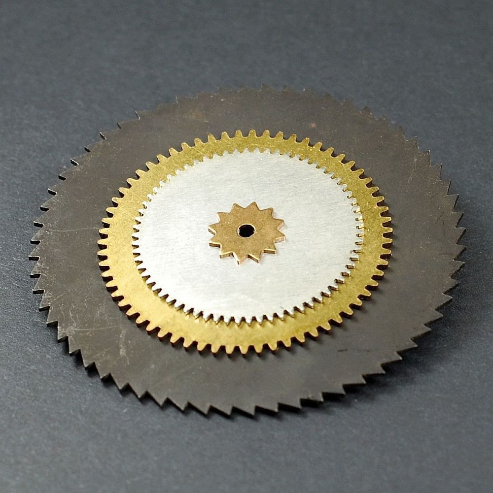 steampunk Schmuck Brosche - Silber & Gunmetal Sägeblatt Und Uhr Gear Industrie Pin, Industriellschmuck, Für Männer Oder Frauen, Zeitgenössisch von Tanith