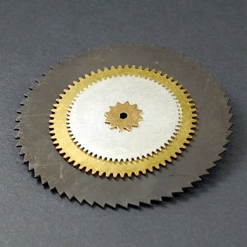 steampunk Schmuck Brosche - Silber & Gunmetal Sägeblatt Und Uhr Gear Industrie Pin, Industriellschmuck, Für Männer Oder Frauen, Zeitgenössisch steampunk Schmuck Brosche - Silber & Gunmetal Sägeblatt Und Uhr Gear Industrie Pin, Industriellschmuck, Für Männer Oder Frauen, Zeitgenössisch von Tanith