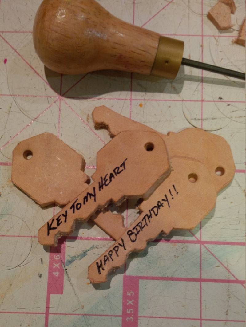 Leder Schlüssel, Personalisierter Schlüsselhalter, Schlüssel Organizer, Schlüsselanhänger, Schlüsselbedeckung, Enthält Botschaft, Tolles Geschenk Leder Schlüssel, Personalisierter Schlüsselhalter, Schlüssel Organizer, Schlüsselanhänger, Schlüsselbedeckung, Enthält Botschaft, Tolles Geschenk von TannerySouthLeather