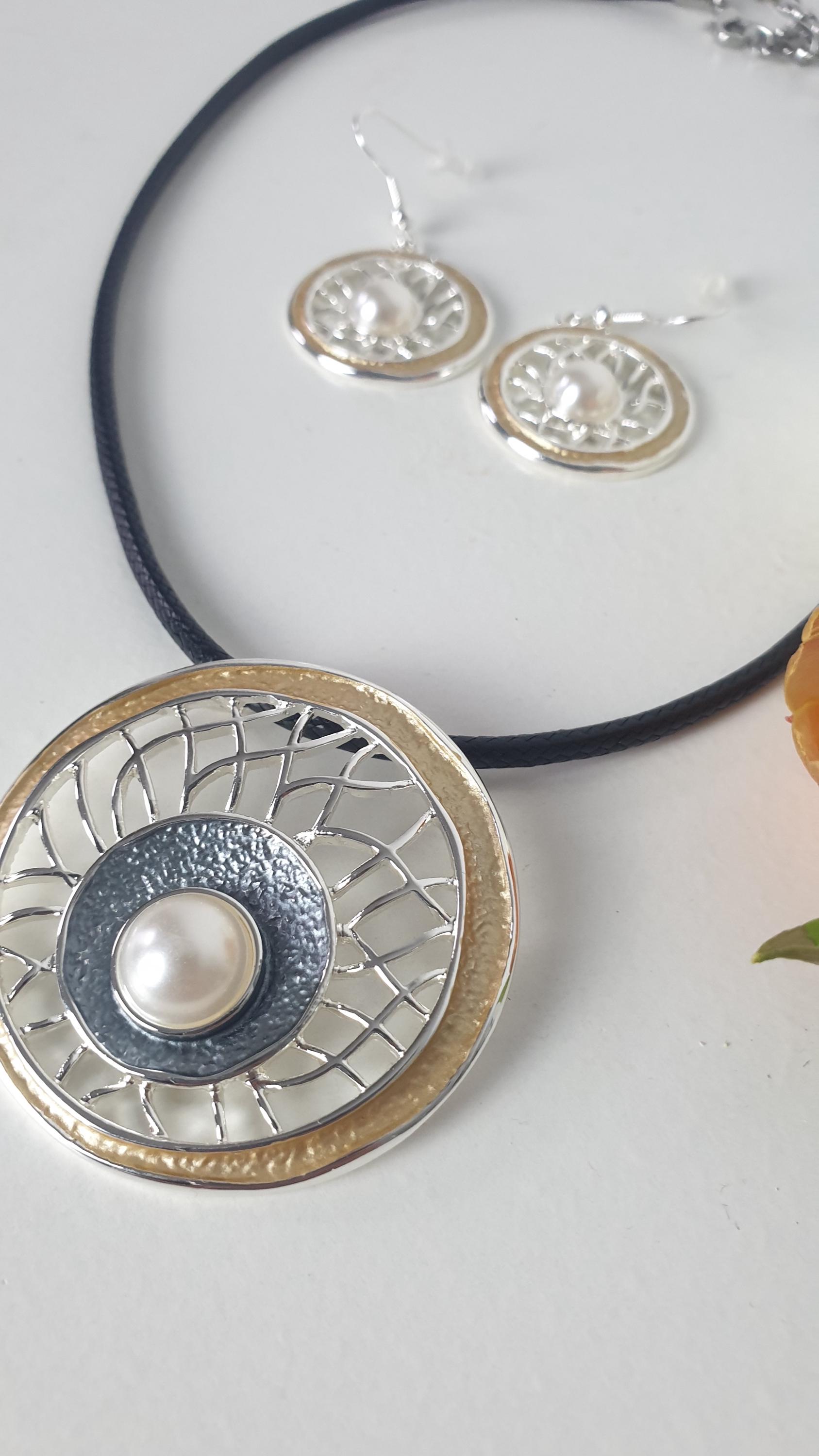 Bi-Color Schmuckset 2-Teiliges Collier Und Ohrringe/Ohrstecker, Silber Gold Blau, Schwarzes Kunstlederband von TannisDesignHouse