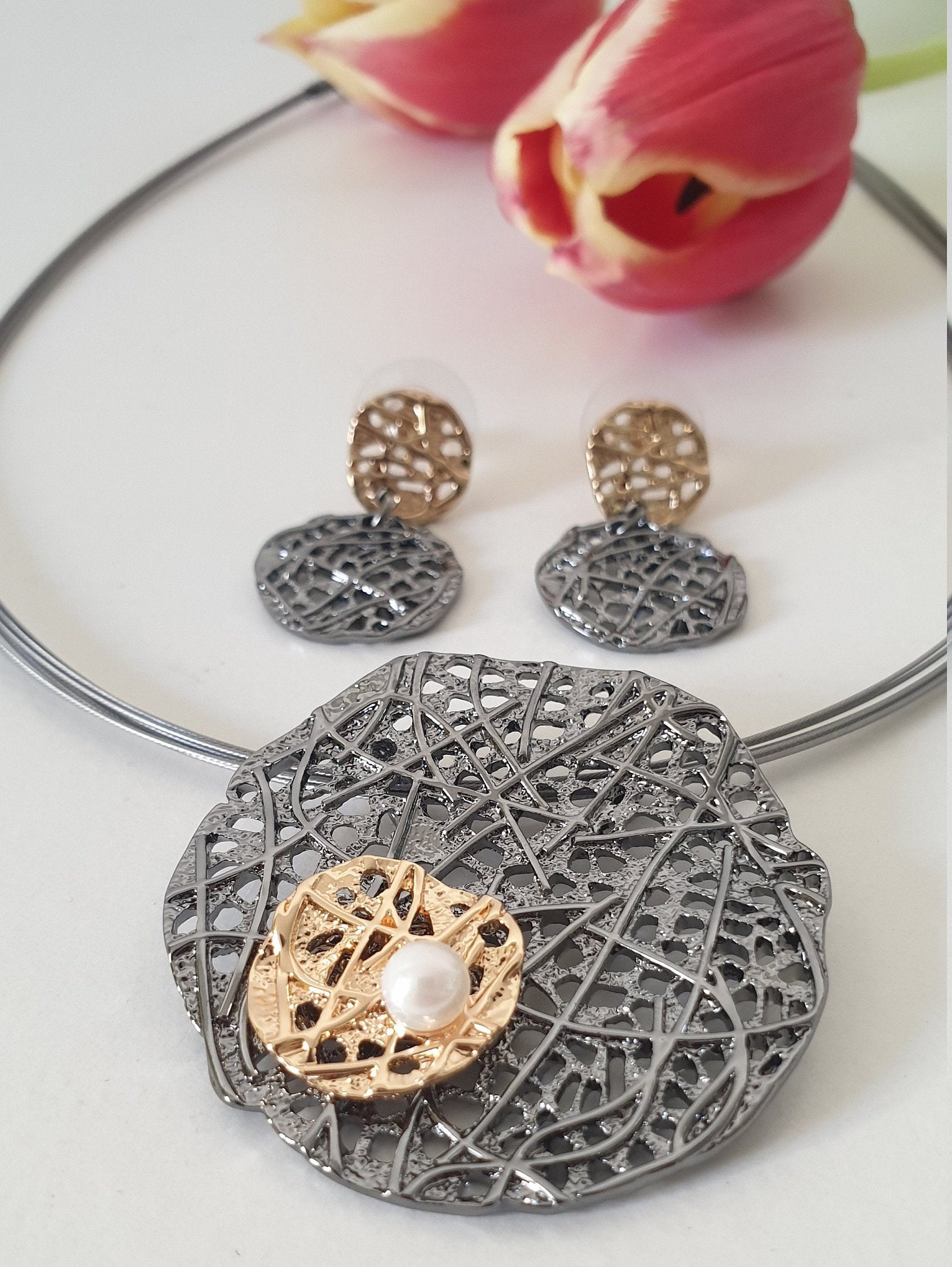 Collier Und Passendem Ohrstecker - Bi-Color , Süßwasserperle, Farbe Anthrazit/Gold. Schmuckset Bestehend Aus Zwei Teilen von TannisDesignHouse