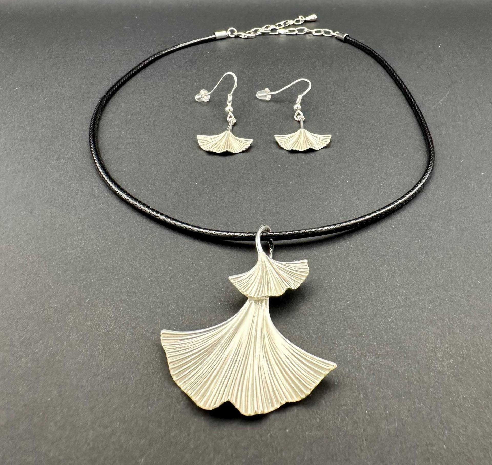 Ginko Anhänger in Silber 2-Teiliges Schmuckset Collier Rhodiniert + Ohrringe/Ohrstecker Schwarzes Kunstlederband von TannisDesignHouse