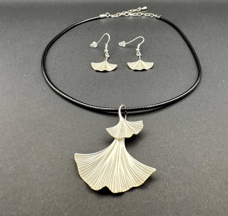 Ginko Anhänger in Silber 2-Teiliges Schmuckset Collier Rhodiniert + Ohrringe/Ohrstecker Schwarzes Kunstlederband von TannisDesignHouse