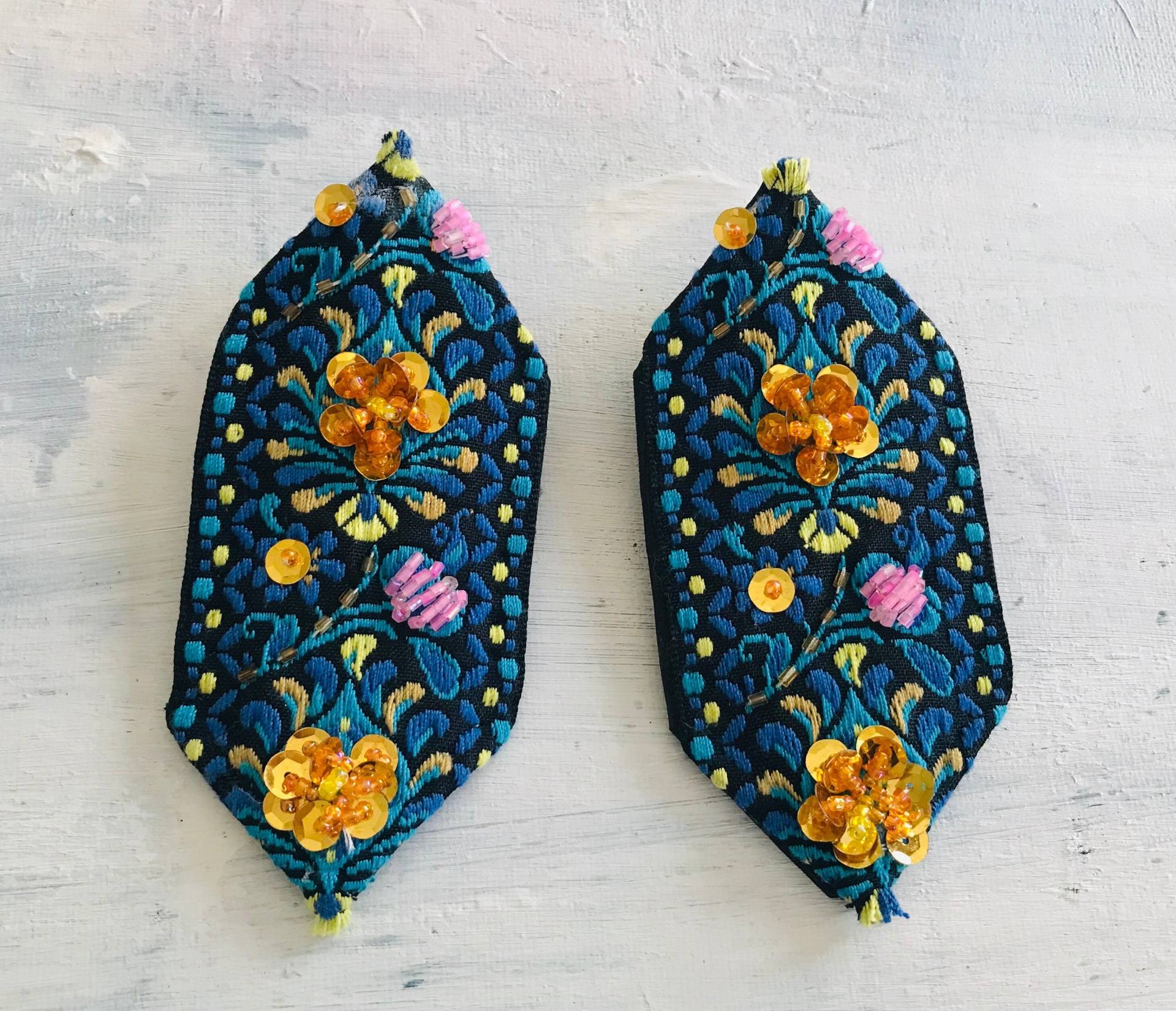 Florale Ohrstecker/Handgemachte Unikat Ohrringe/Limitierte Auflage Schmuck/Handgenäht/Glänzende Perlen Und Perlen/Kräftige Farben/statement Florale Ohrstecker/Handgemachte Unikat Ohrringe/Limitierte Auflage Schmuck/Handgenäht/Glänzende Perlen Und Perlen/Kräftige Farben/statement von TanteEllaCrafting