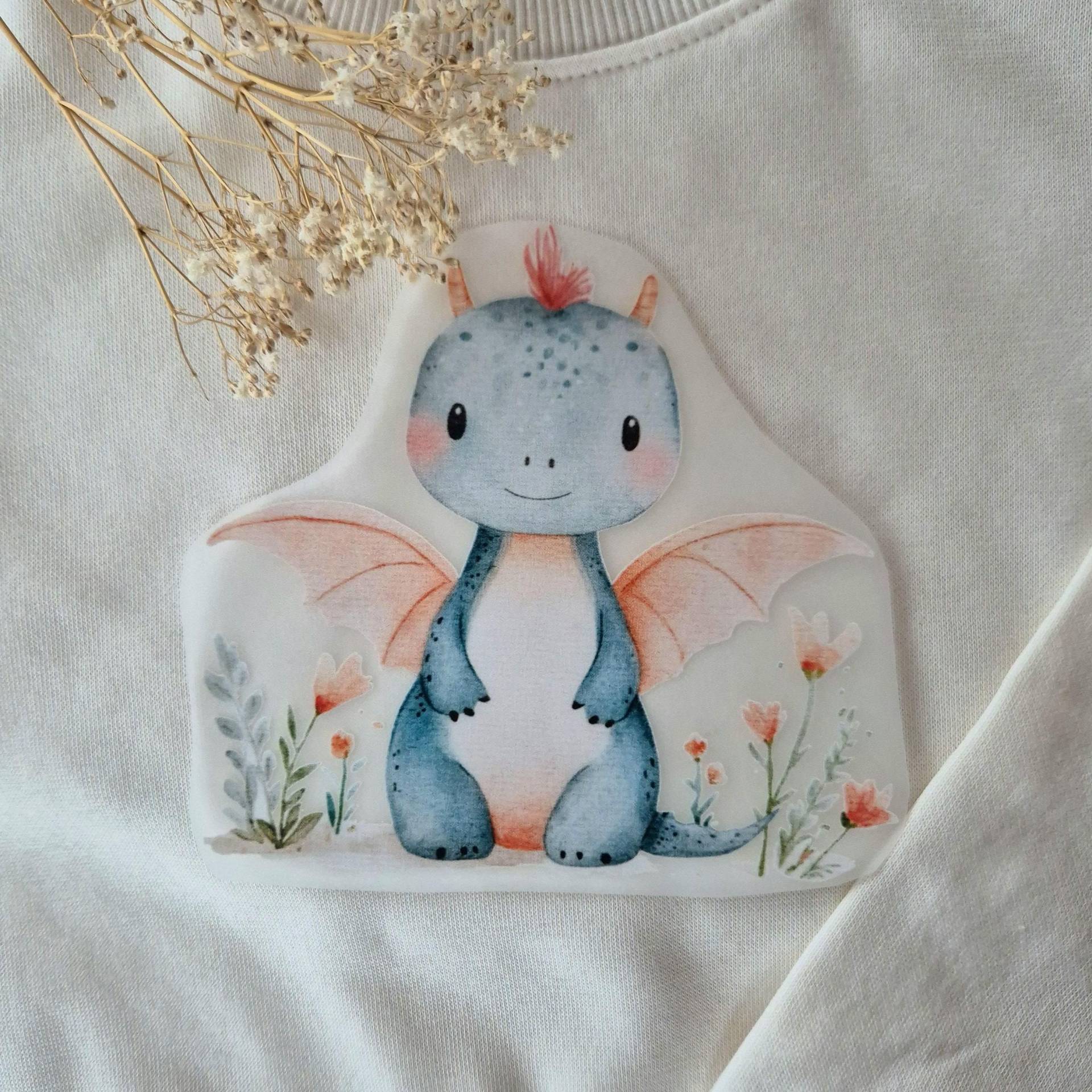 Bügelbild Drache Blau | Dino Tiere |Bügelbilder Kinder Mädchen Blumen Bügelbilder Jungs Bügelbild Drache Blau | Dino Tiere |Bügelbilder Kinder Mädchen Blumen Bügelbilder Jungs von TanteKarloDesign
