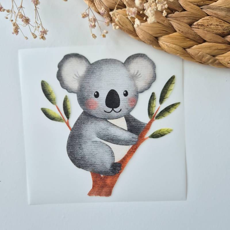 Koala Bügelbild Für Kinder, Tier Koala, Mädchen Tiermotiv Kinderkleidung, Aufbügler Kinderkleidung Australien Koala Bügelbild Für Kinder, Tier Koala, Mädchen Tiermotiv Kinderkleidung, Aufbügler Kinderkleidung Australien von TanteKarloDesign