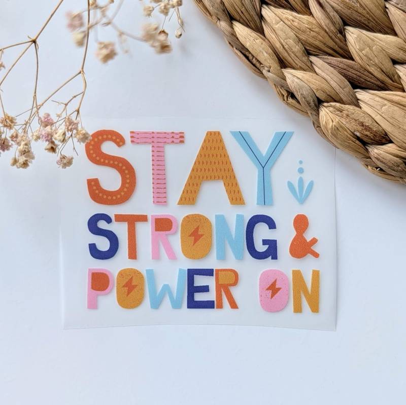 Statement Bügelbild Stay Strong | Erwachsene Kinder T-Shirt Motivation von TanteKarloDesign