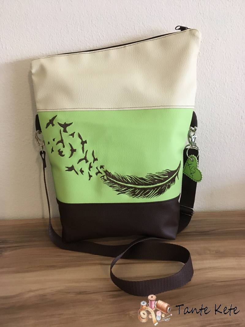 Handtasche - Umhängetasche "Foldover" Mit Stickerei Feder & Schwalben Handtasche - Umhängetasche "Foldover" Mit Stickerei Feder & Schwalben von TanteKete