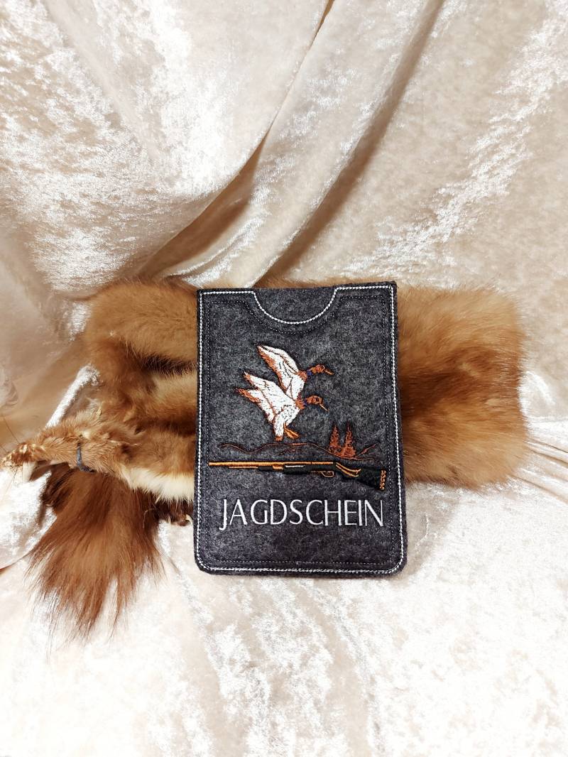 Jagdscheinhülle - Aus Filz Einfach Zum Einstecken Bestickt Mit Gewehr -Enten Schriftzug Jagdschein Verschiedene Farben Lieferbar von TantePe