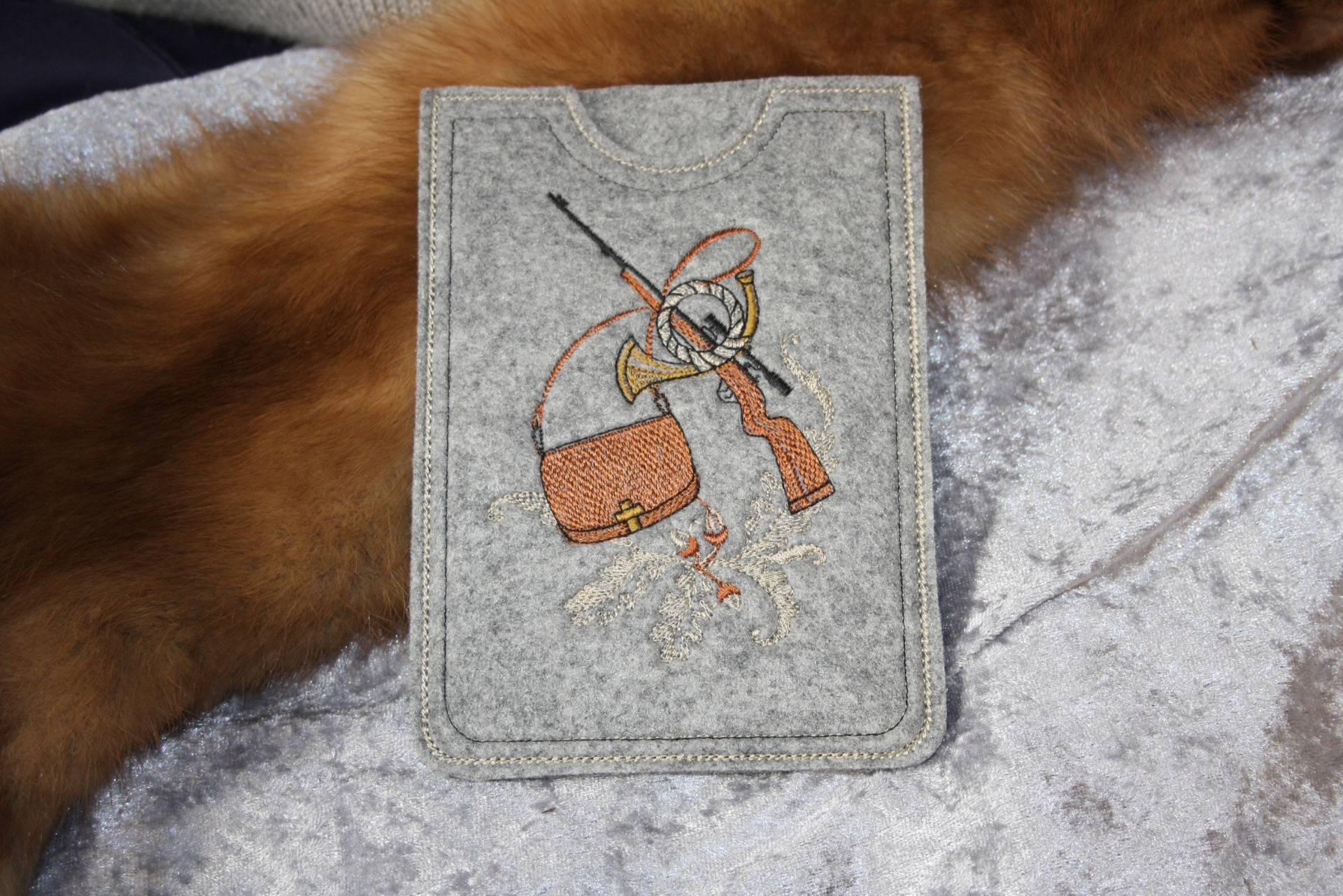 Jagdscheinhülle - Aus Filz Einfach Zum Einstecken Bestickt Mit -Gewehr Tasche Motiv Jäger Verschiedene Farben Lieferbar Jagdscheinhülle - Aus Filz Einfach Zum Einstecken Bestickt Mit -Gewehr Tasche Motiv Jäger Verschiedene Farben Lieferbar von TantePe