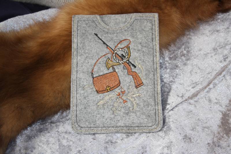 Jagdscheinhülle - Aus Filz Einfach Zum Einstecken Bestickt Mit -Gewehr Tasche Motiv Jäger Verschiedene Farben Lieferbar von TantePe