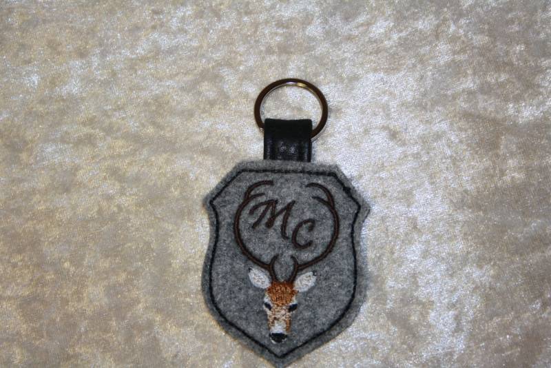 Schlüsselanhänger Jäger Hirsch Mit Geweih Monogramm Filz Rückseite Echtes Hirschleder Schlüsselanhänger Jäger Hirsch Mit Geweih Monogramm Filz Rückseite Echtes Hirschleder von TantePe