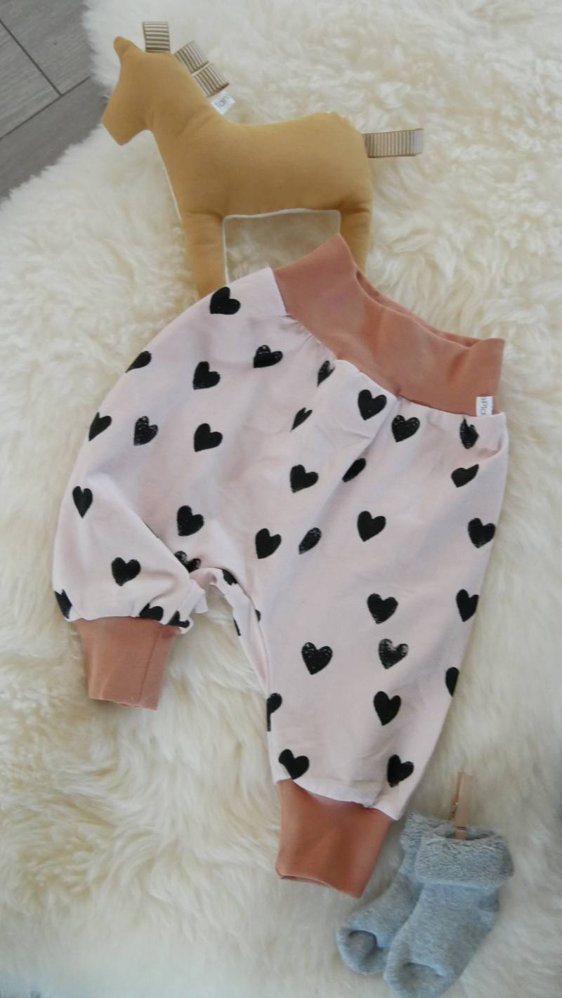 Pumphose Mit Herzen in Größe 74/80 von TantePia