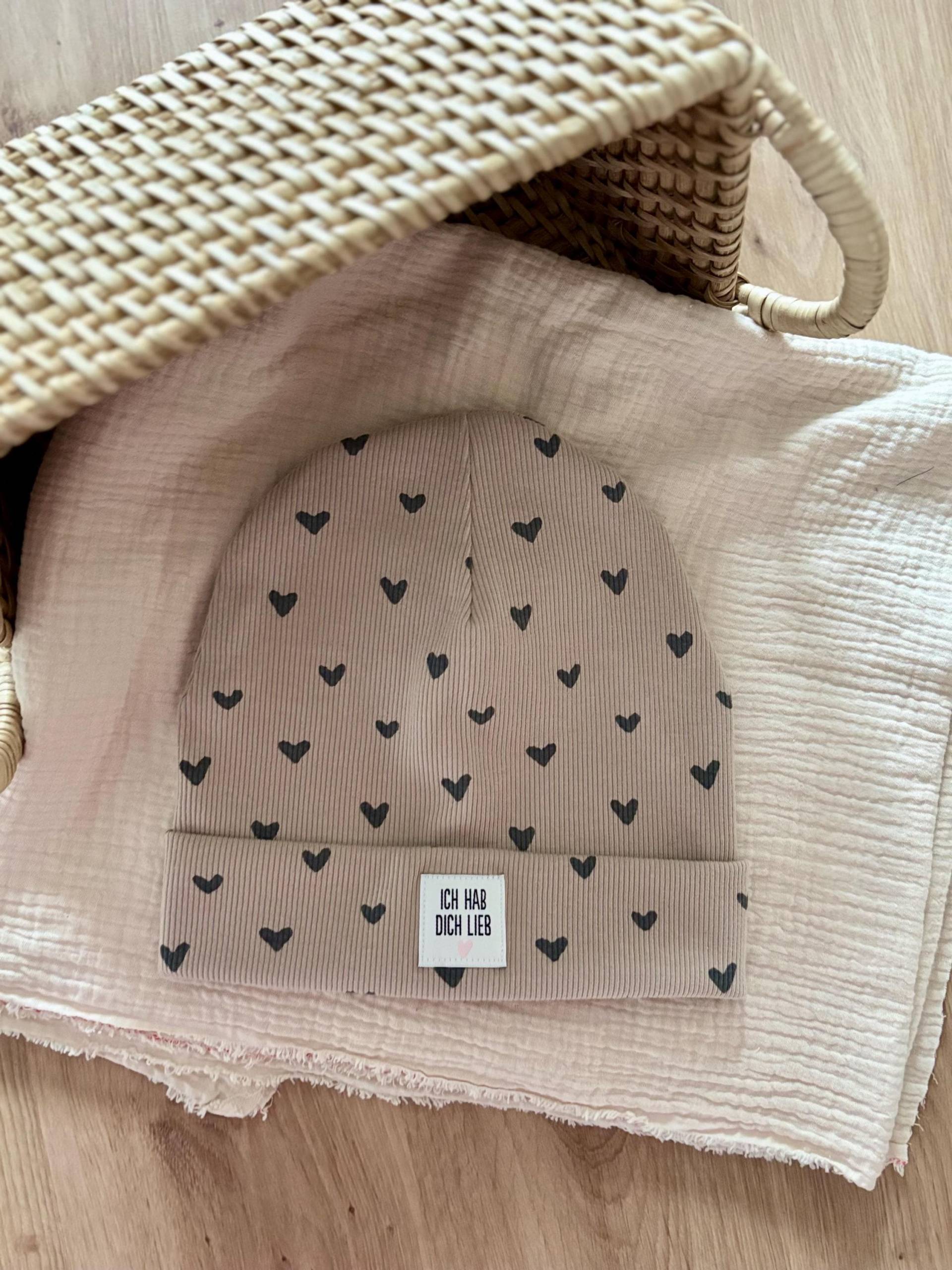 Herzchen Herz Leo Beaniemütze Hipstermütze Mütze Mit Umschlag Beanie Herzprint Für Damen, Kinder, Mädchen Und Baby Herzchen Herz Leo Beaniemütze Hipstermütze Mütze Mit Umschlag Beanie Herzprint Für Damen, Kinder, Mädchen Und Baby von TanteTildaDE
