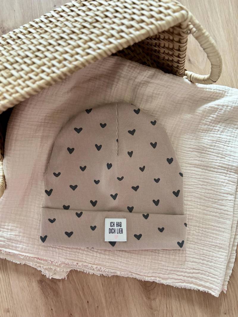 Herzchen Herz Leo Beaniemütze Hipstermütze Mütze Mit Umschlag Beanie Herzprint Für Damen, Kinder, Mädchen Und Baby Herzchen Herz Leo Beaniemütze Hipstermütze Mütze Mit Umschlag Beanie Herzprint Für Damen, Kinder, Mädchen Und Baby von TanteTildaDE