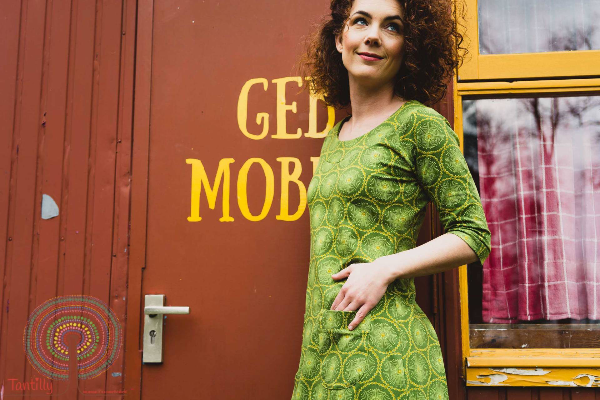 Chloe Kleid - Grün Retro Daisy Von Tantilly Neue Frühjahrskollektion Chloe Kleid - Grün Retro Daisy Von Tantilly Neue Frühjahrskollektion von TantillyBoutique