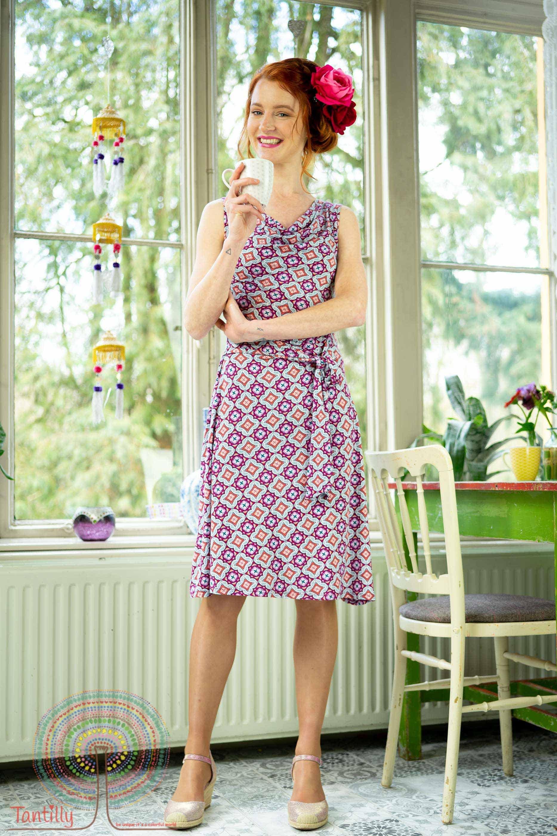 Menge-Kleid - Fantasie-Retro-Print Von Tantilly Neue Frühjahrskollektion Menge-Kleid - Fantasie-Retro-Print Von Tantilly Neue Frühjahrskollektion von TantillyBoutique