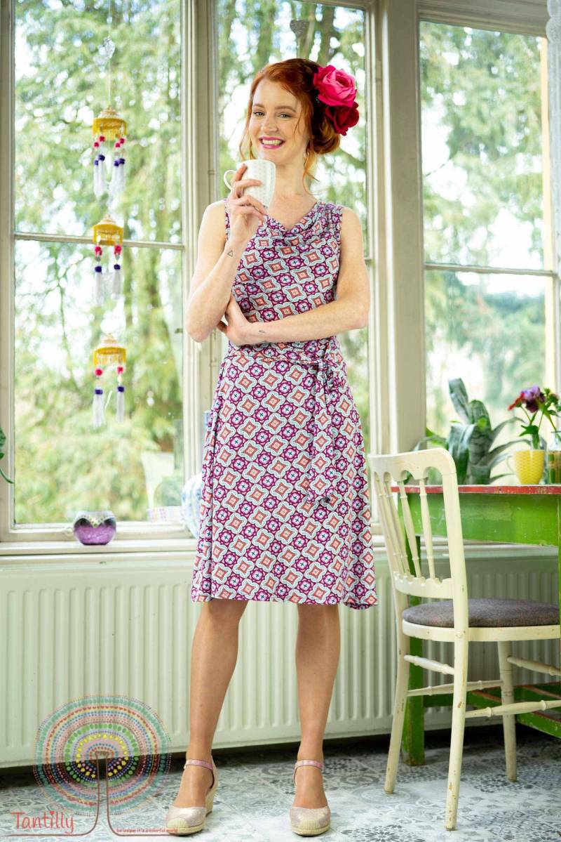 Menge-Kleid - Fantasie-Retro-Print Von Tantilly Neue Frühjahrskollektion Menge-Kleid - Fantasie-Retro-Print Von Tantilly Neue Frühjahrskollektion von TantillyBoutique