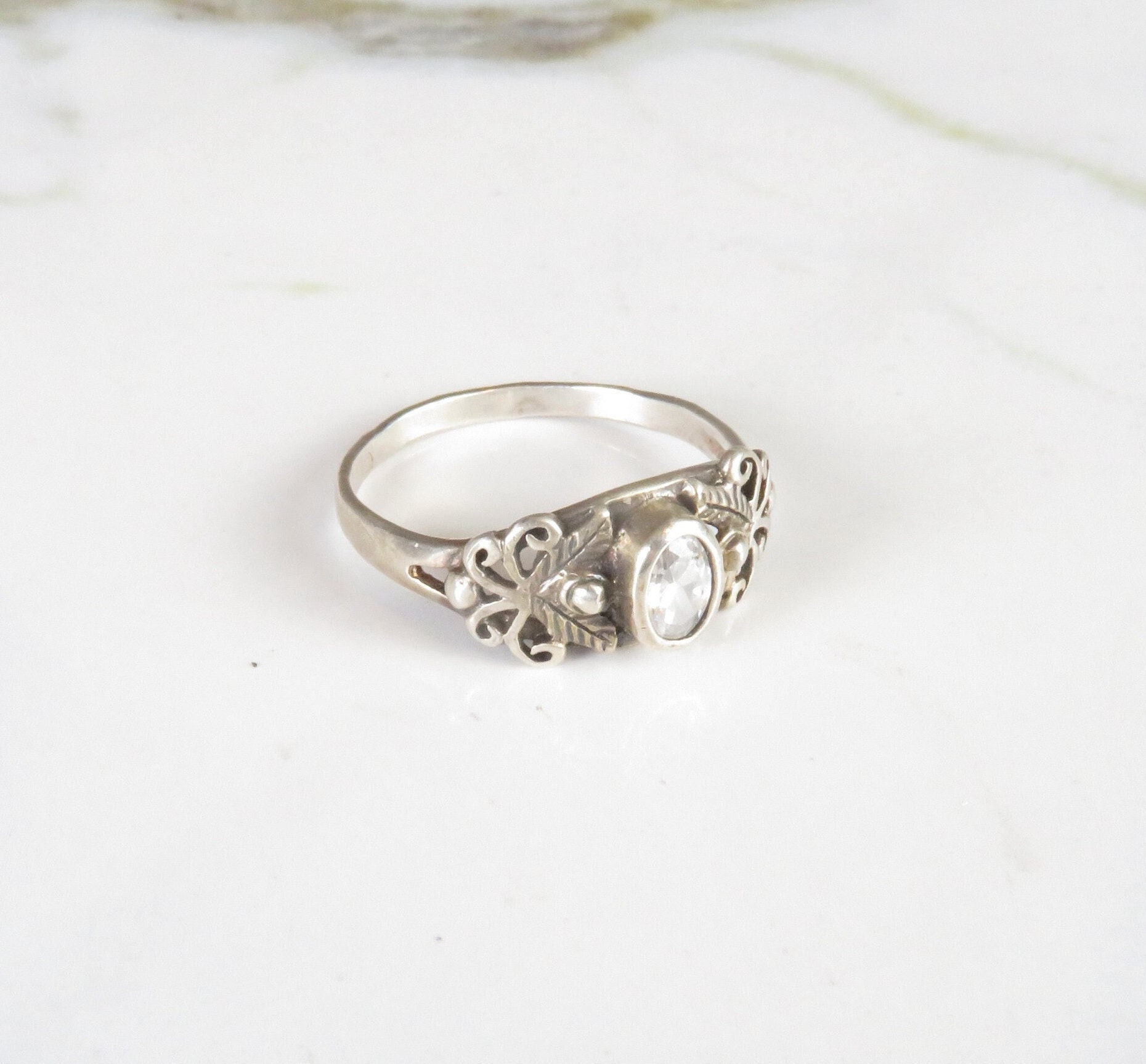 Entzückender Vintage Weißer Saphir Silber Ring Entzückender Vintage Weißer Saphir Silber Ring von TantivyStudio