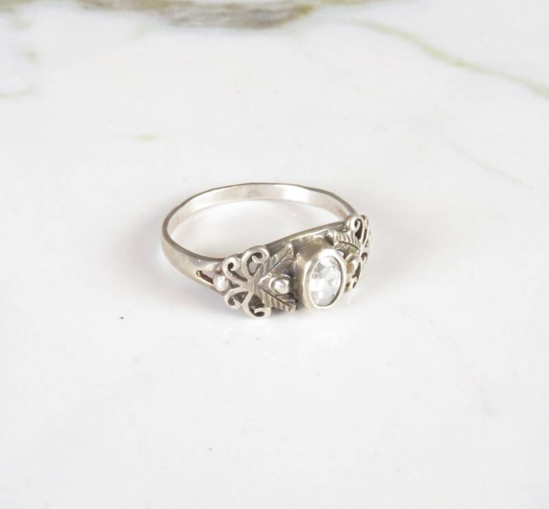 Entzückender Vintage Weißer Saphir Silber Ring Entzückender Vintage Weißer Saphir Silber Ring von TantivyStudio