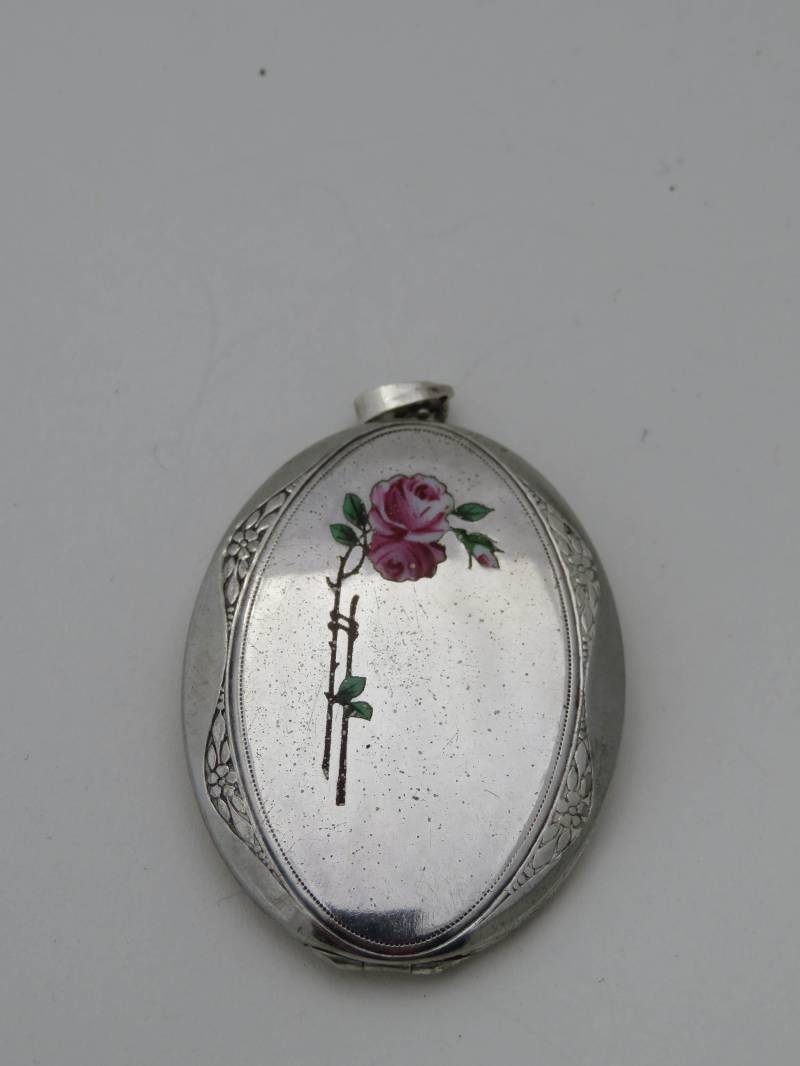 Silbermedaillon Mit Emaille Rosen Silbermedaillon Mit Emaille Rosen von TantivyStudio