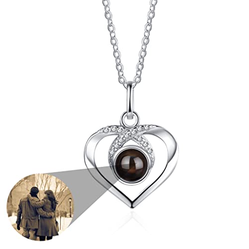 TantricBliss Personalisierte Projektion Kette mit Foto für Frauen - Benutzerdefinierte Foto Liebe Herz Projektion Anhänger Schmuck Memorial Geschenke für Frau Freundin Mutter Tochter TantricBliss Personalisierte Projektion Kette mit Foto für Frauen - Benutzerdefinierte Foto Liebe Herz Projektion Anhänger Schmuck Memorial Geschenke für Frau Freundin Mutter Tochter von TantricBliss