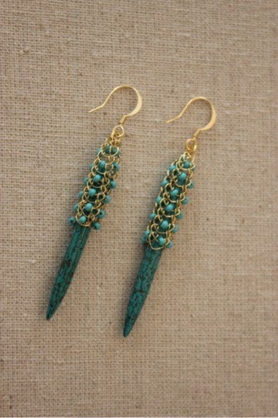 Gewebte Spitze Türkis Spike Ohrringe Gewebte Spitze Türkis Spike Ohrringe von TanyaKaroonJewelry