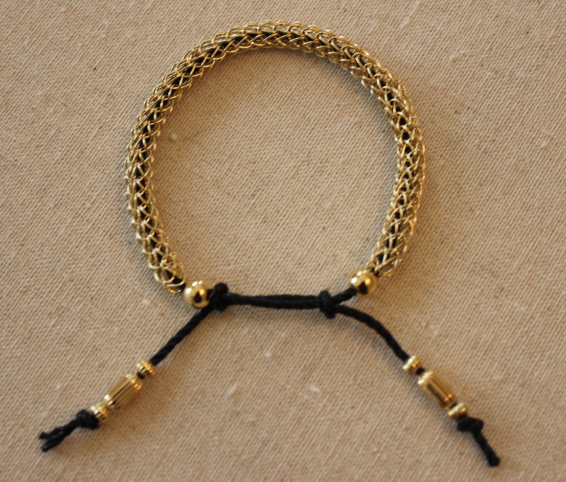 Handgefertigte Messing Spitzenarmband Auf Baumwollkordel Gewebt Handgefertigte Messing Spitzenarmband Auf Baumwollkordel Gewebt von TanyaKaroonJewelry