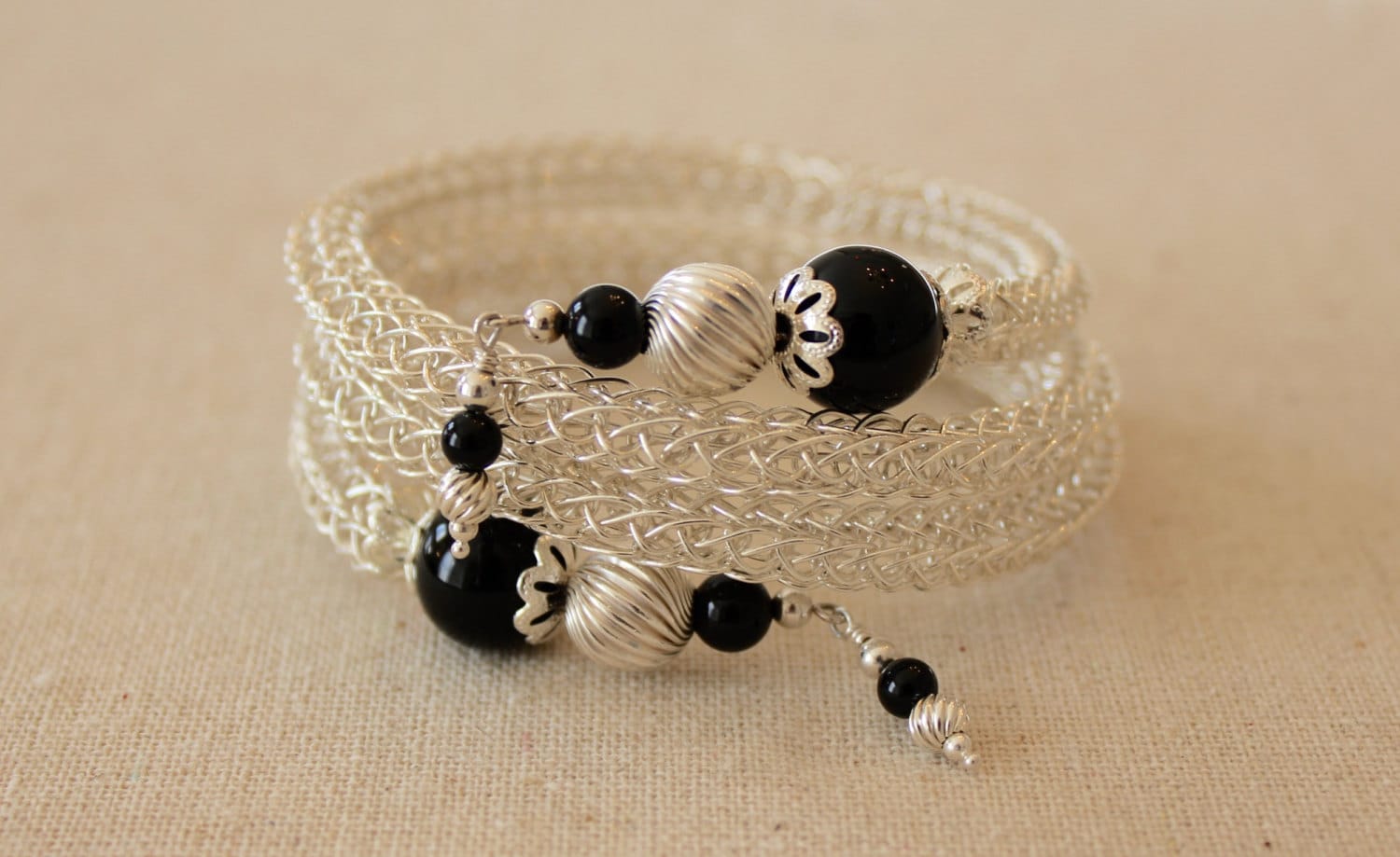 Handgefertigtes Armband Aus Sterlingsilber Mit Drei Gewebter Spitze Und Onyx Handgefertigtes Armband Aus Sterlingsilber Mit Drei Gewebter Spitze Und Onyx von TanyaKaroonJewelry