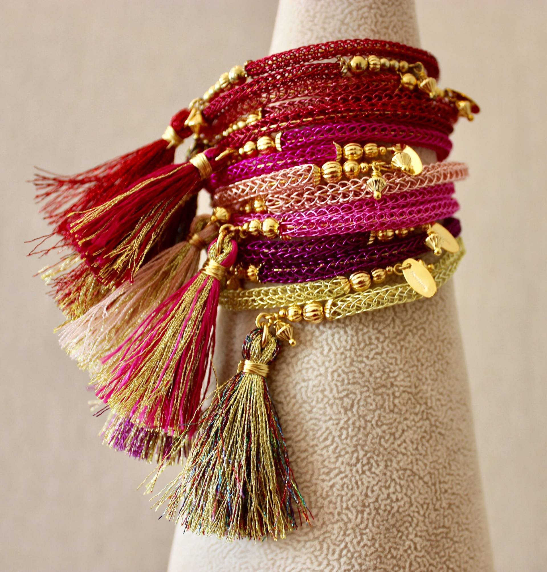 Handgemachte Gewebte Spitze Farbige Kupfer Armbänder Mit Tassles Handgemachte Gewebte Spitze Farbige Kupfer Armbänder Mit Tassles von TanyaKaroonJewelry