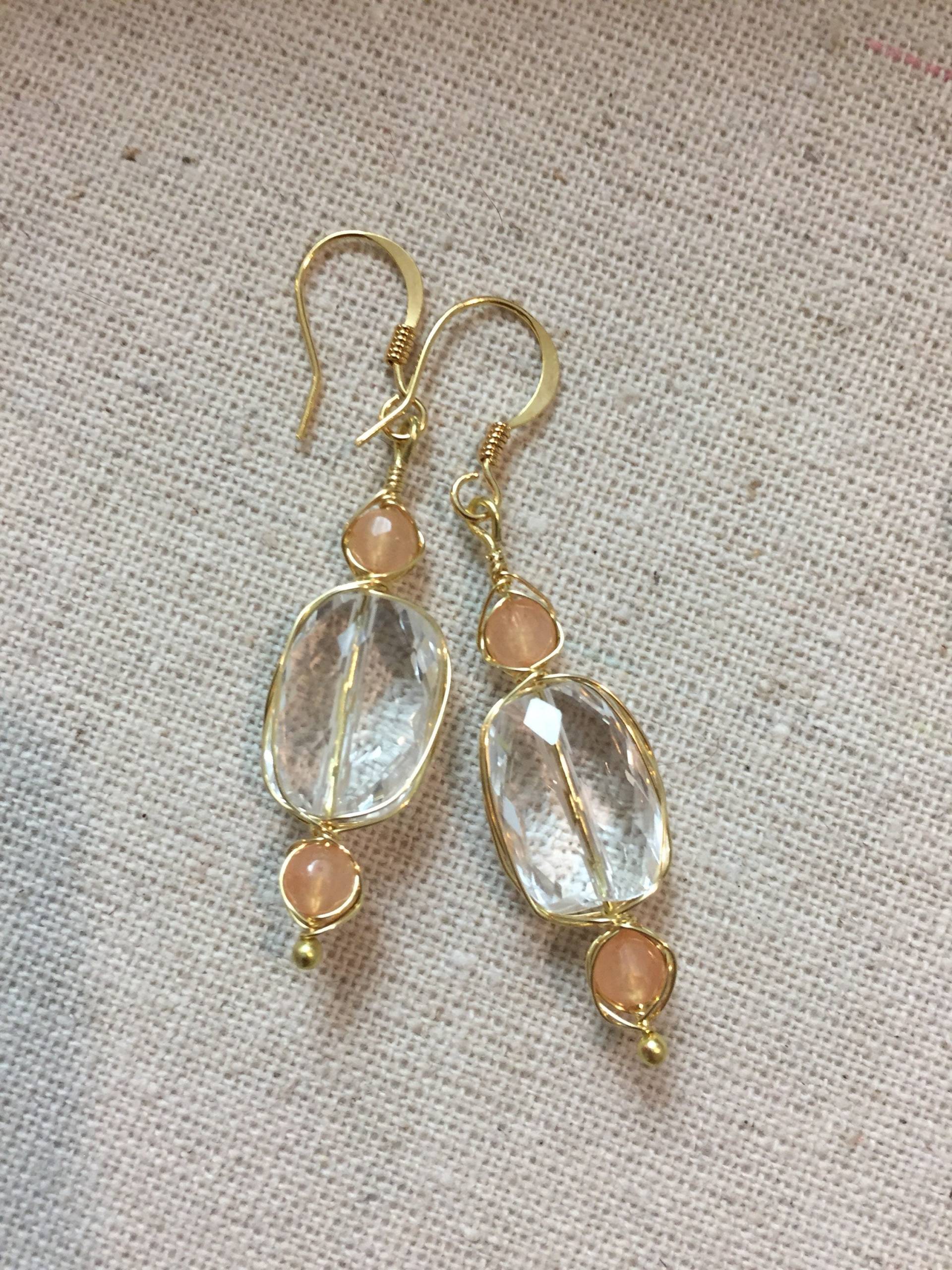 Handgemachte Messing Wire Wrap Ohrringe Mit Quartz Crystal & Jade Handgemachte Messing Wire Wrap Ohrringe Mit Quartz Crystal & Jade von TanyaKaroonJewelry