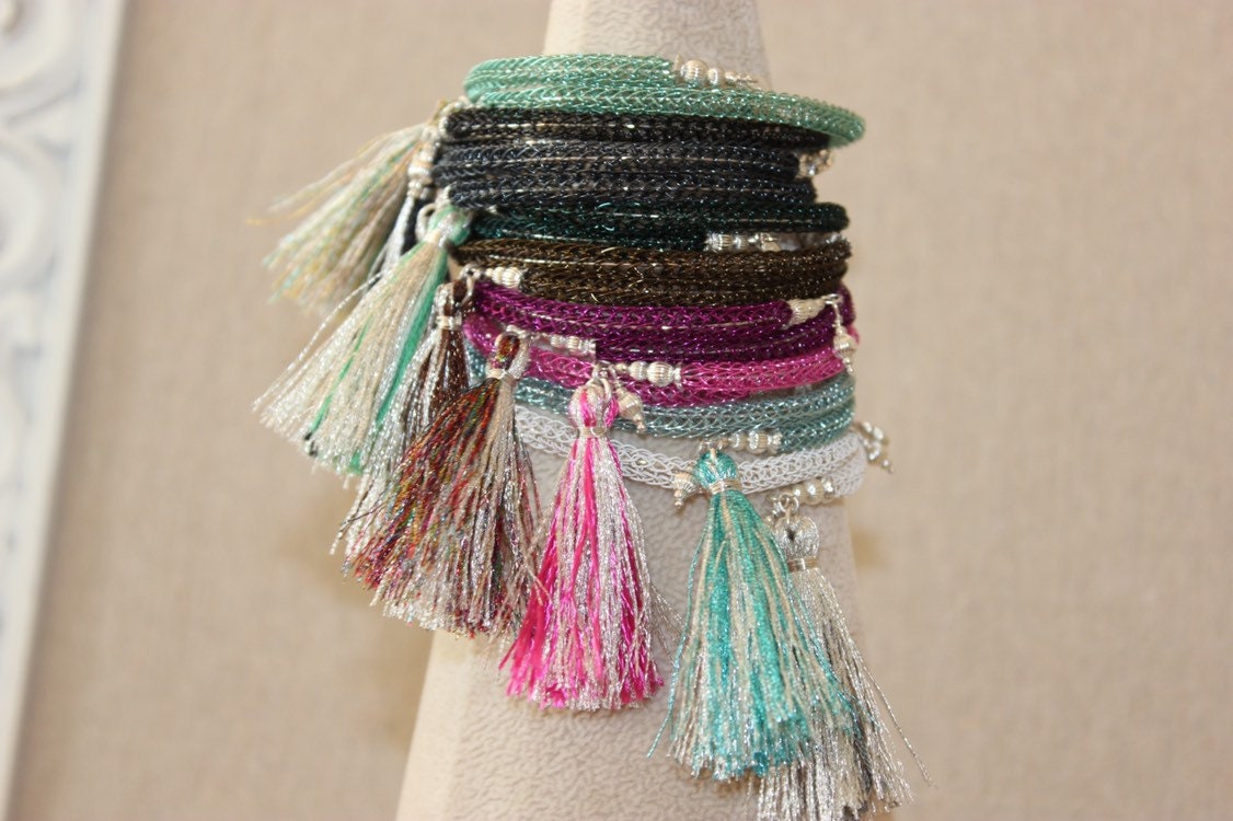 Handgemachtes Armband Aus Gewebter Spitze Mit Sterling Silber Perlen Und Tassle Handgemachtes Armband Aus Gewebter Spitze Mit Sterling Silber Perlen Und Tassle von TanyaKaroonJewelry