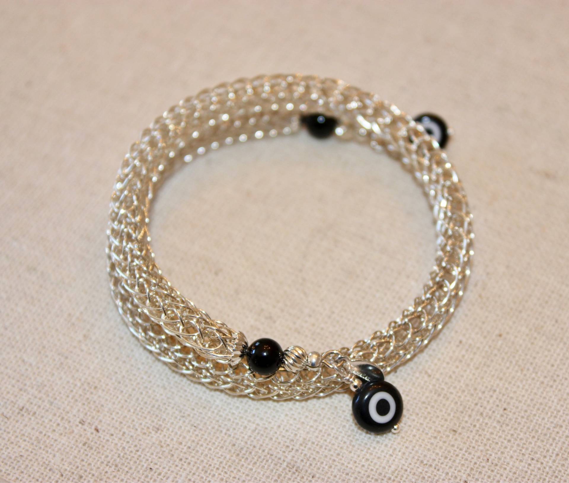 Handgemachtes Sterling Silber Gewebtes Spitzen Armband Mit Schwarzem Onyx Und Schwarzen Bösen Auge Perlen Handgemachtes Sterling Silber Gewebtes Spitzen Armband Mit Schwarzem Onyx Und Schwarzen Bösen Auge Perlen von TanyaKaroonJewelry