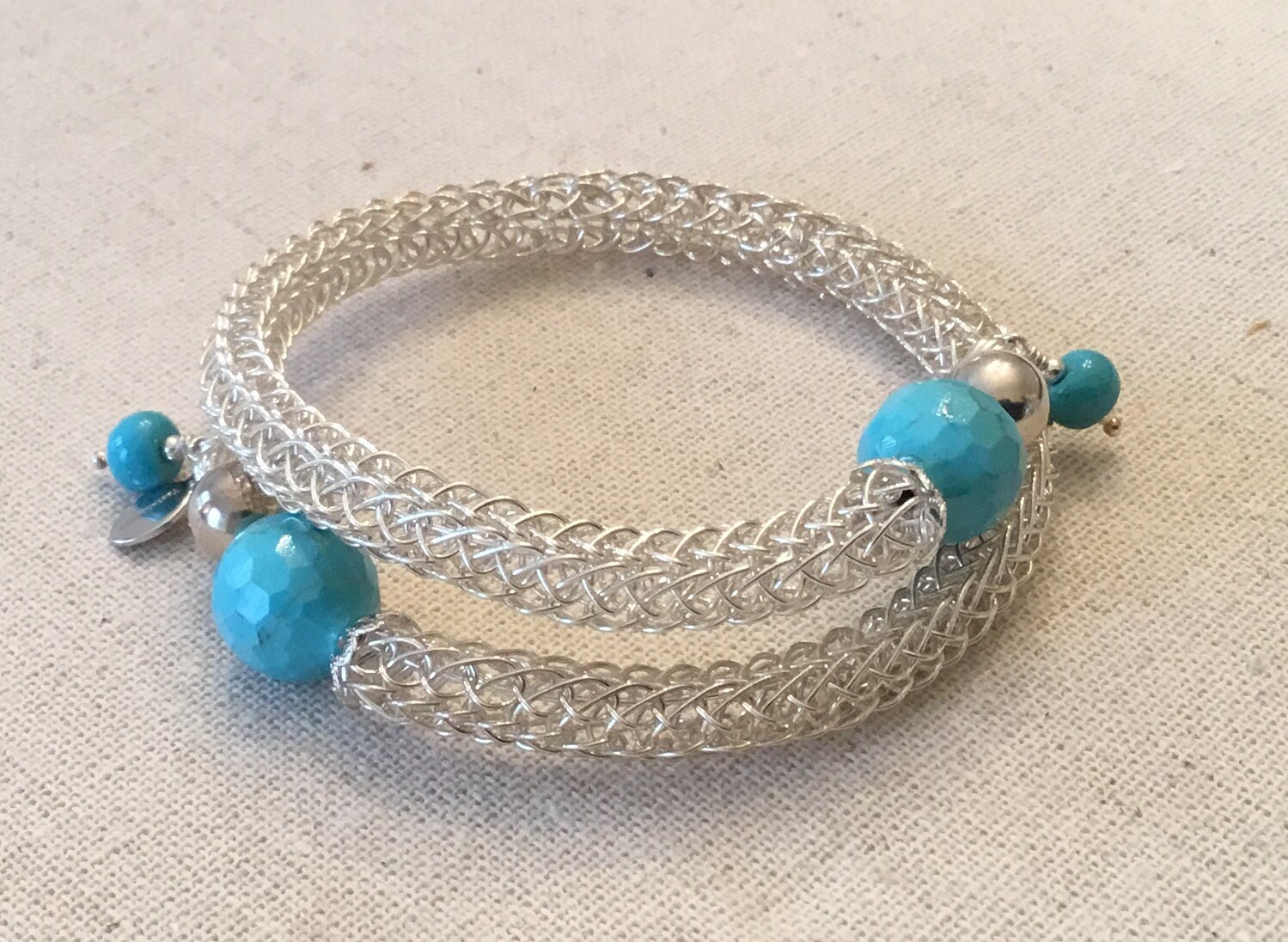 Handgemachtes Sterling Silber Single Gewebtes Spitzen Armband Mit Türkis Perlen Handgemachtes Sterling Silber Single Gewebtes Spitzen Armband Mit Türkis Perlen von TanyaKaroonJewelry