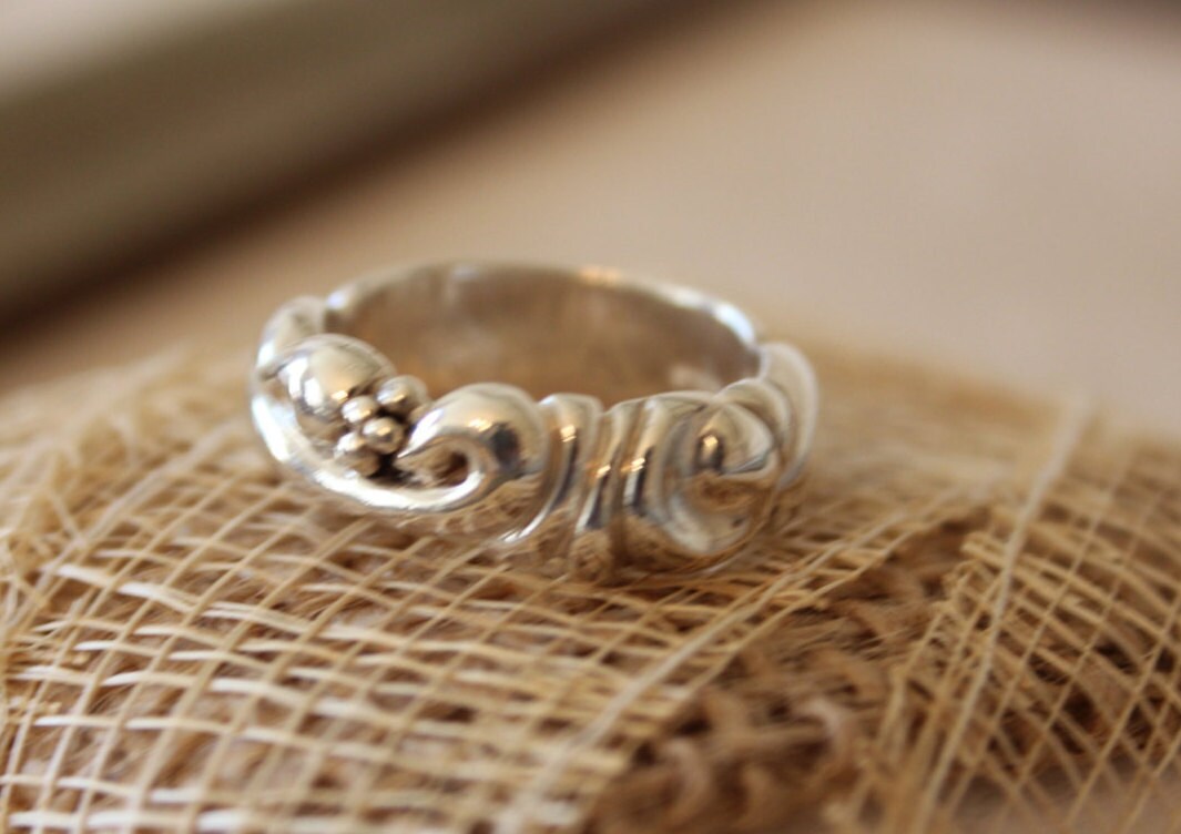 Handgeschnitzter Sterling Silber Ring Handgeschnitzter Sterling Silber Ring von TanyaKaroonJewelry