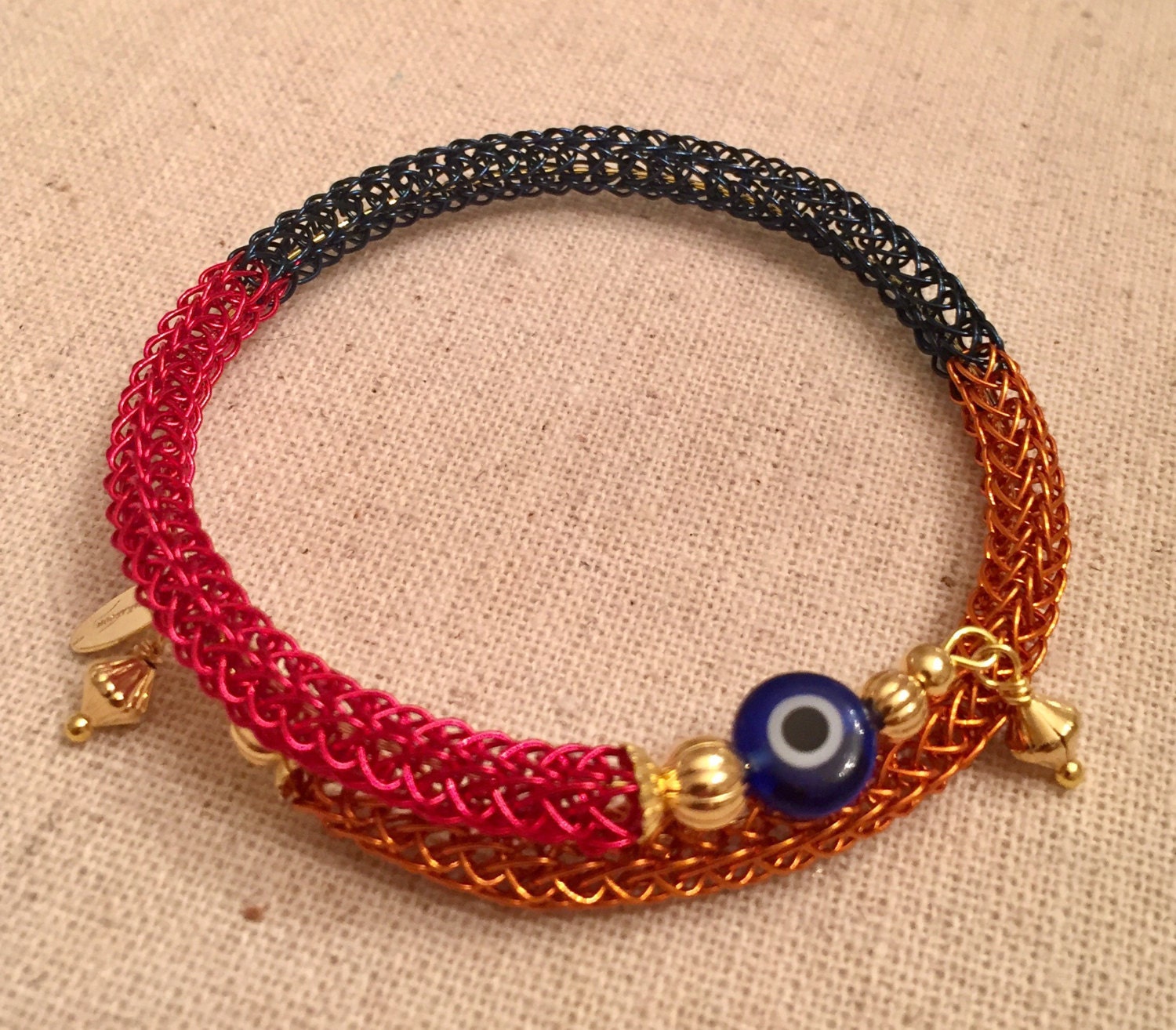 Handgewebtes Spitzenarmband Handgewebtes Spitzenarmband von TanyaKaroonJewelry
