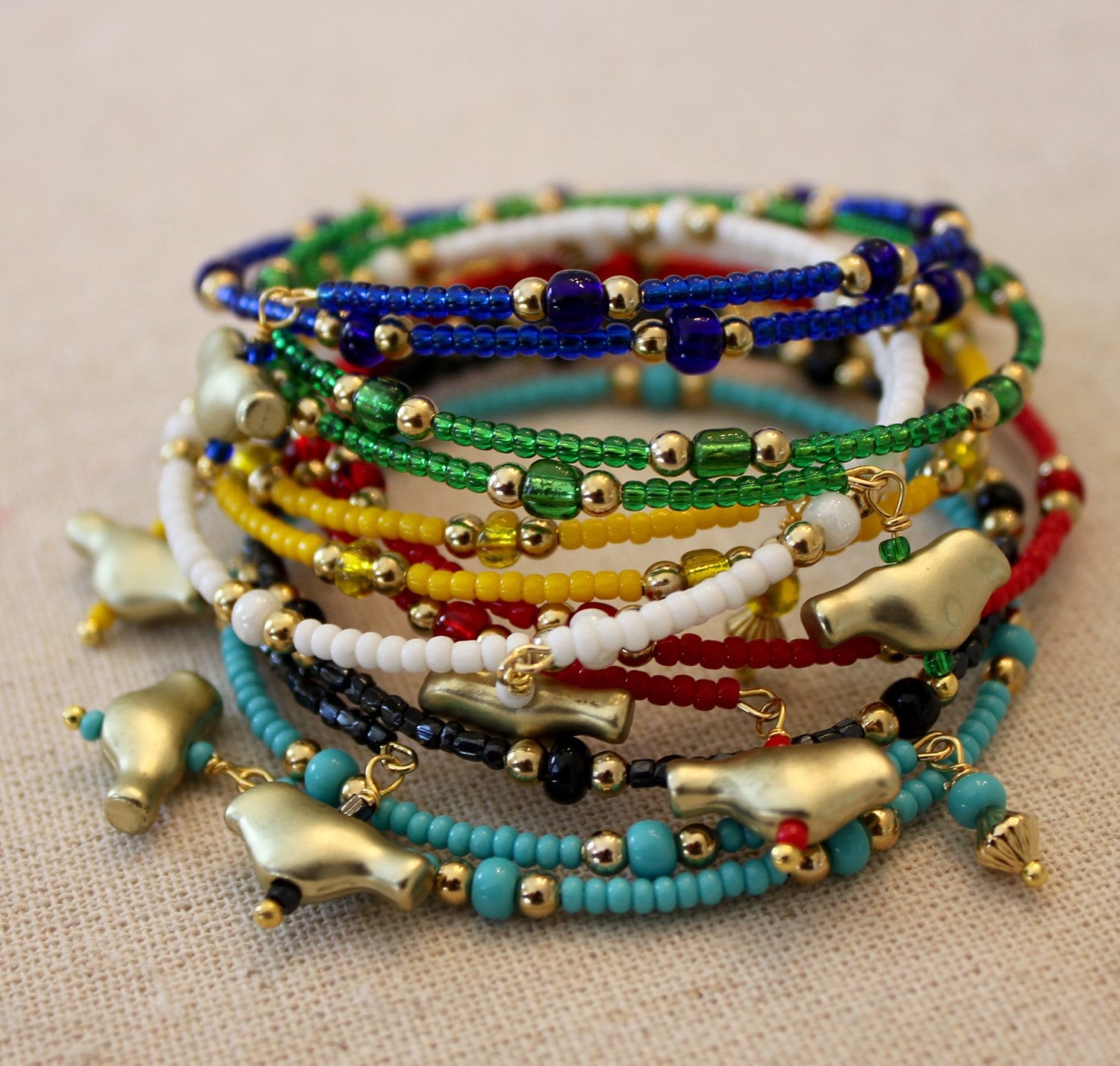 Saatperlen Akzent Armband Mit Goldenem Vogel Anhänger Saatperlen Akzent Armband Mit Goldenem Vogel Anhänger von TanyaKaroonJewelry