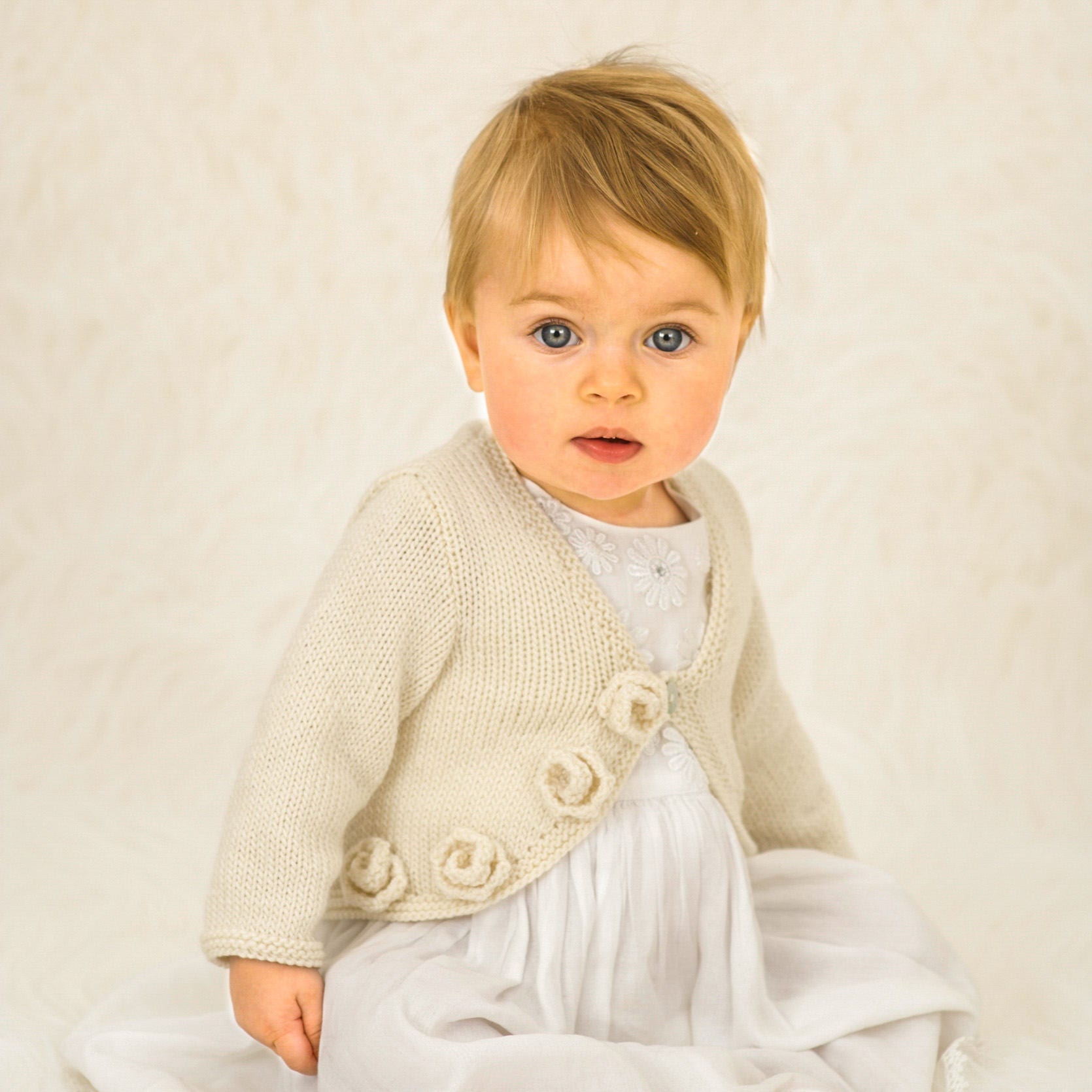 Baby Mädchen Strick 3D Floral Cardi, Größen Ab Neugeborenen, Blumen Cardi Baby Mädchen Strick 3D Floral Cardi, Größen Ab Neugeborenen, Blumen Cardi von TanyasBunnyTots