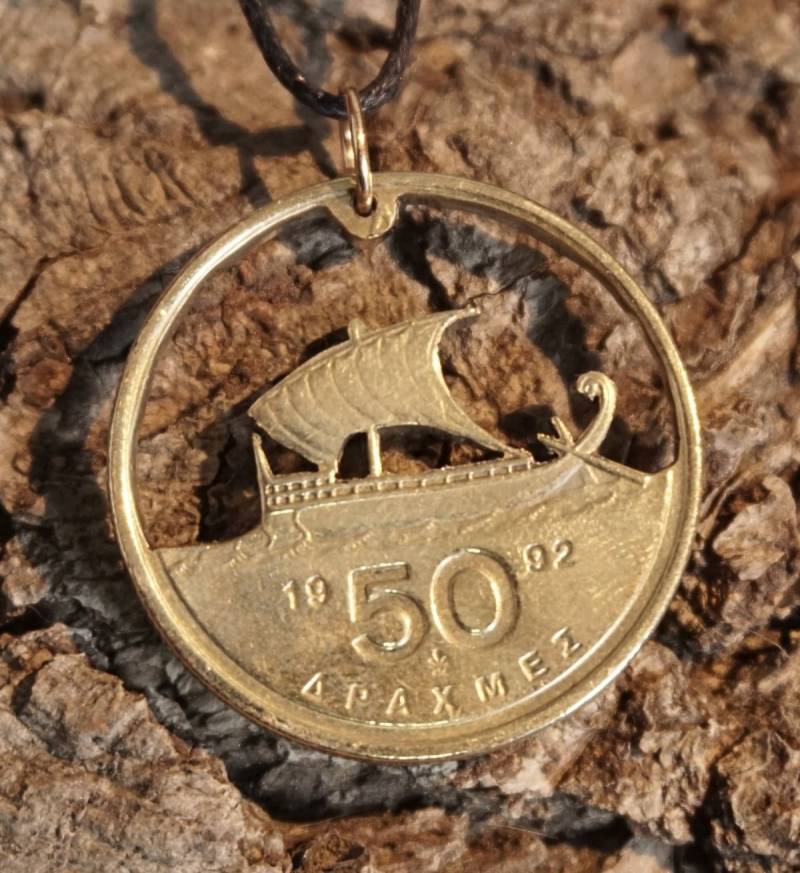 Handgefertigtes Upcycling Amulett Anhänger Kette Aus Griechenland 50 Drachmen Münze Münzanhänger Mit Dem Motiv Galeere von TanzaufRuinen