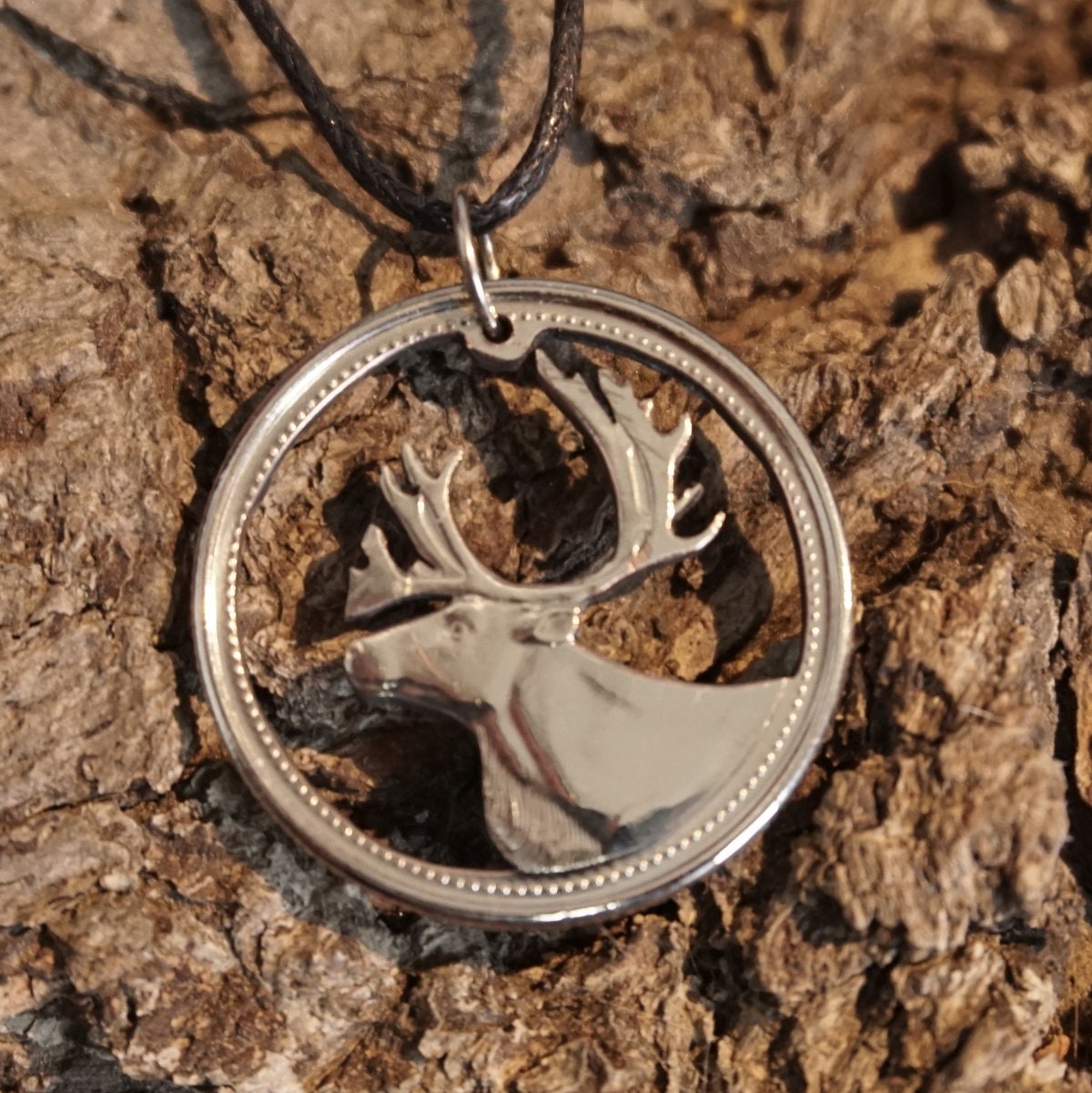 Handgefertigtes Upcycling Amulett Anhänger Kette Aus Kanada 25 Cent Münze Münzanhänger Mit Dem Motiv Caribou von TanzaufRuinen